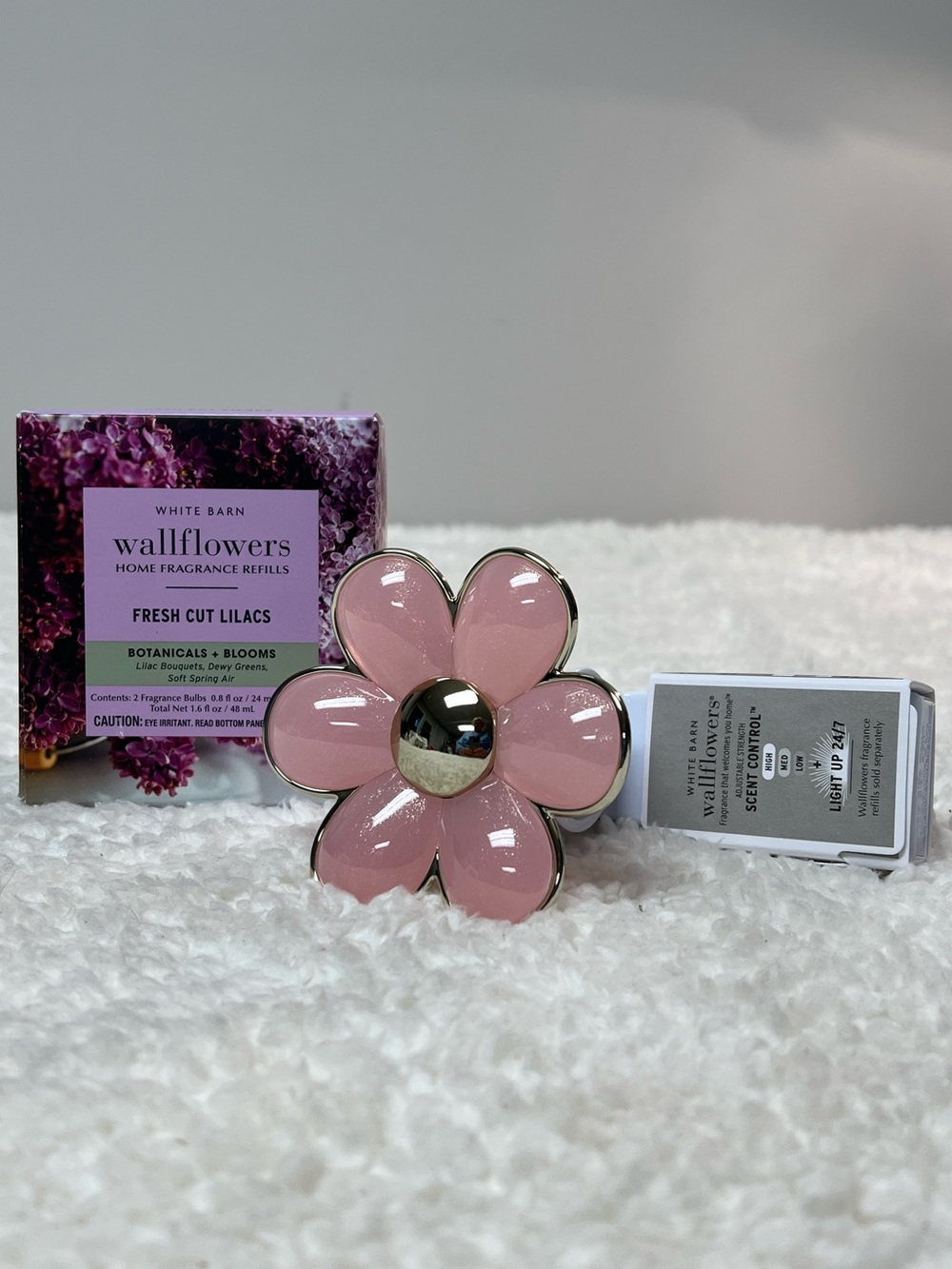 B&B Works "Daisy" Light Up Scent Control Wallflower w/2 Fresh Lilacs Refills